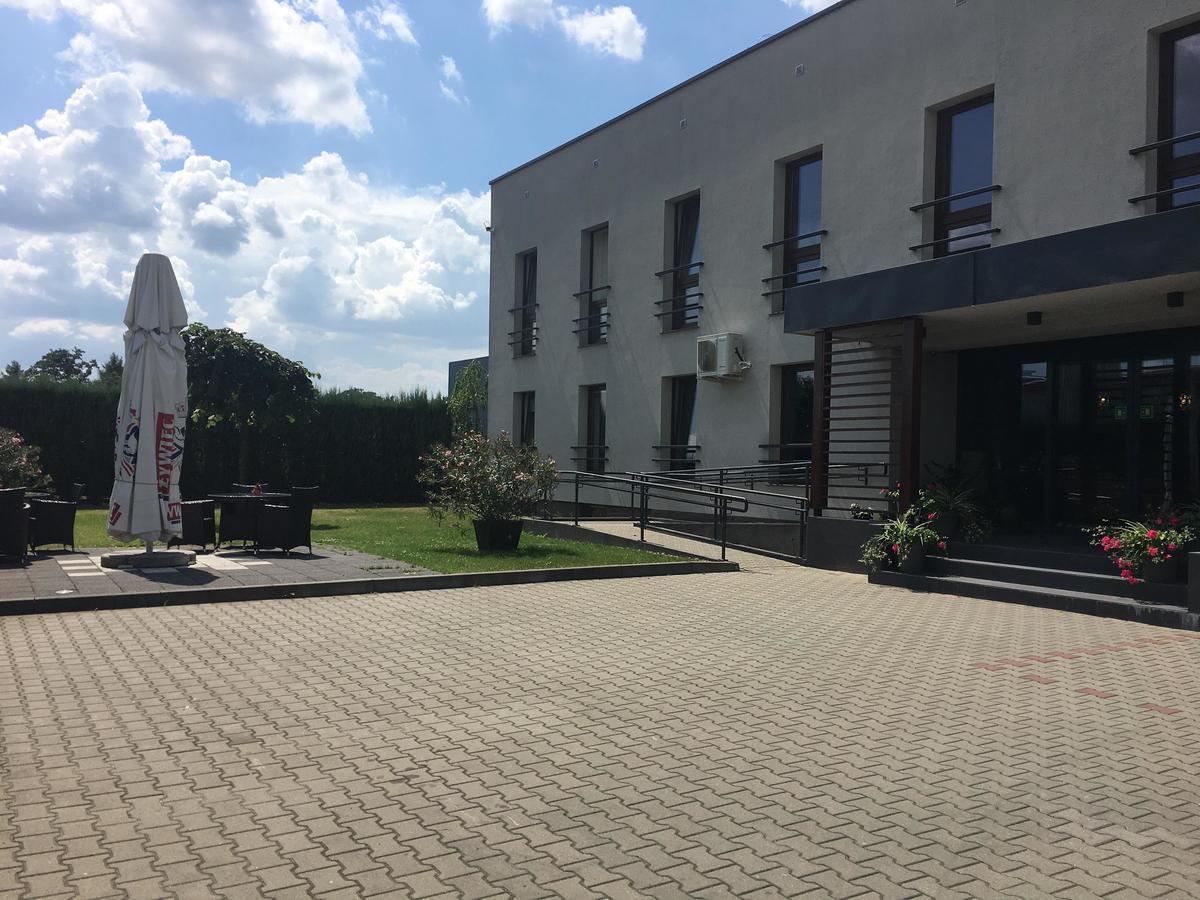 Hotel Vis A Vis Oleśnica Extérieur photo